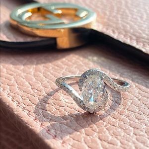 14k Oval Diamond Swirl Ring